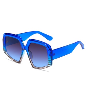 Lunettes de soleil unisexes vintage UV400 personnalisées avec logo, monture PC colorée, verres acryliques, pour hommes et femmes, par un créateur de mode populaire - Product Image 3