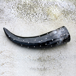 Jarra de Cuerno Vikinga Hecha a Mano, Diseño con Tachuelas de Cuerno de Búfalo Natural, Utensilio de Bar Medieval para Reenactment, Regalo para Festivales - Product Image 1