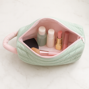 Trousse de maquillage gonflée avec logo personnalisé Trousse de toilette légère Trousse cosmétique en nylon matelassé avec fermeture éclair pour rouge à lèvres pelucheux - Product Image 3