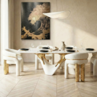 Table à manger ovale en marbre écologique faite à la main de luxe, base sculpturale plaquée or, mobilier haut de gamme moderne pour 6 personnes, hôtel, villa