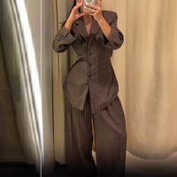 Nouvel ensemble blazer et pantalon marron vintage 2026 avec épaulettes, coupe ajustée, veste de costume et pantalon décontracté taille haute pour l'automne