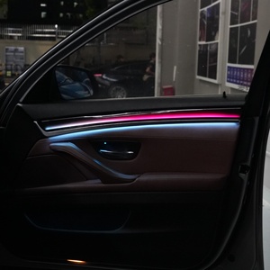 Panneau de guidage lumineux pour l'intérieur de la voiture avec un ensemble complet de réflecteurs pour l'éclairage du compartiment de rangement - Product Image 3