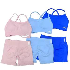 Ensemble de sport 2 pièces sans couture pour femme Dynamic Gym : Soutien-gorge de sport dos croisé et short froncé pour le yoga et le fitness - Product Image 1