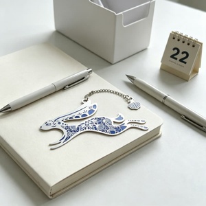Segnalibro in Metallo Traforato Personalizzato a Forma di Coniglio, Smaltato Blu e Bianco con Ciondolo a Catena, per Lettura, Regalo, Souvenir - Product Image 2