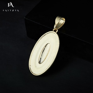 FP1053 Colgante <span class=keywords><strong>de</strong></span> Letra <span class=keywords><strong>de</strong></span> Alta Calidad Hecho a Mano con Textura Irregular <span class=keywords><strong>de</strong></span> la <span class=keywords><strong>Virgen</strong></span> <span class=keywords><strong>de</strong></span> <span class=keywords><strong>Guadalupe</strong></span> en Color Oro y Plata - Product Image 6