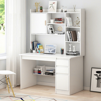 Bureau d'étude moderne et simple avec grand espace de rangement, étagère géante et surface en bois pour étudiants