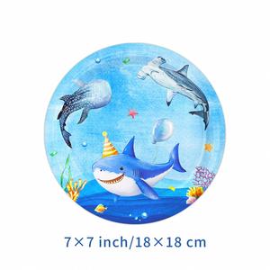 Assiettes et gobelets en papier jetables personnalisés sur le thème des requins colorés pour les anniversaires d'enfants, fournitures de fête en gros - Product Image 2