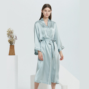 Vestaglia Elegante da <span class=keywords><strong>Donna</strong></span> in Seta di Gelso 100% 19 Momme, Lunghezza al Ginocchio, Maniche Lunghe con Logo Frontale - Lussuoso Abbigliamento da Notte e <span class=keywords><strong>Accappatoio</strong></span> - Product Image 1