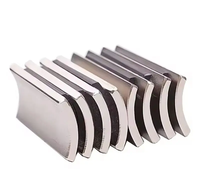 Aimant en néodyme super puissant personnalisé N35 N52 Bloc Arc Anneau Moteurs CC Matériel magnétique Neo Wedge Générateur magnétique Neo