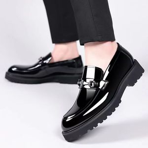 Mocasines de primavera para hombre de talla grande, transpirables, sin cordones, con punta redonda, estilo casual de negocios, con hebilla de caballo y detalles de costura. - Product Image 4