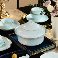 Service de table en céramique bleu clair 62 pièces, vaisselle de luxe en porcelaine avec bordure dorée pour la maison, les mariages et les banquets