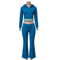 Ensemble de survêtement 2 pièces avec veste zippée à col montant et pantalon évasé, motif logo personnalisé, rayures latérales et blocs de couleur en tricot côtelé