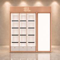 Vitrine d'exposition rétroéclairée par LED avec cadre doré brossé pour boutique de bijoux de luxe, avec caisson lumineux et unité de rangement à tiroirs verrouillables