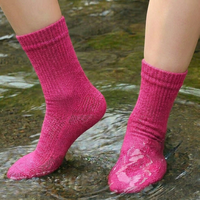 Chaussettes roses 100% imperméables à membrane triple couche respirante pour femmes, idéales pour la randonnée, le trekking, la course à pied, le cyclisme et les activités de plein air.