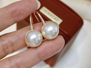 Orecchini a Cerchio di Lusso in Oro Massiccio 18K con Diamante Naturale 0,206ct e Perla Dorata dei Mari del Sud 13,5-14mm per Matrimoni - Product Image 3