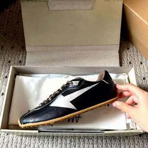 Chaussures en cuir noir délavé avec semelles en caoutchouc antidérapantes, décorées d'étoiles, pour hommes, chaussures plates de créateur de haute qualité en toile. - Product Image 2