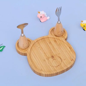 ถาดรูปหมีไม้สำหรับเด็ก สีไม้ธรรมชาติ พร้อมที่วางส้อมและช้อน - Product Image 1