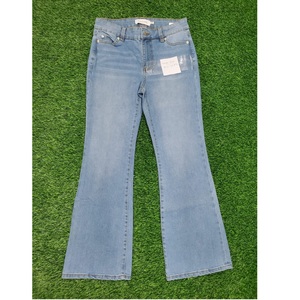 Pantalon en jean évasé à jambes larges Stockify de qualité supérieure pour femmes, élégant et décontracté, disponible à la vente - Product Image 2