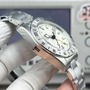 Cadran rétro Coke, cadre en aluminium rouge et noir COKE, 39 mm, équipé d'un mouvement à quatre aiguilles pour deux fuseaux horaires, en acier inoxydable. - Product Image 6