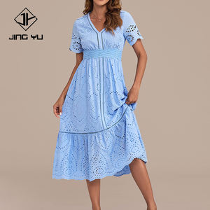 Vestido midi de algodón azul de fábrica, de manga corta, con cuello en V, bordado y calado, vestido de lujo con bordado de algodón. - Product Image 2