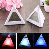 Thermomètre multifonctionnel en plastique en forme de pyramide triangulaire créative, écran LCD électronique coloré, minuterie d'alarme, horloge de table