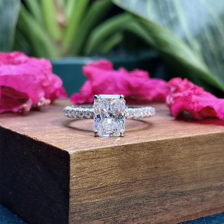 Bague en or blanc 10 carats