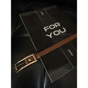 เข็มขัดฟิโอรีแบบบางพร้อมหัวเข็มขัดกรอบกล่องสีทองเคลือบโลหะผสมแบบลำลองสำหรับผู้ชายผู้หญิง - Product Image 3