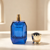 Flacon de parfum élégant en verre octogonal facetté bleu cobalt de 100 ml avec un capuchon en or luxueux pour cadeau
