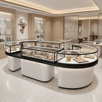 Vitrine d'îlot incurvée pour bijoux, panneau cannelé, cadre en métal noir, comptoir modulaire blanc pour montres, kiosque de centre commercial, armoire de boutique