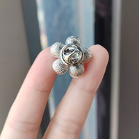 Broches tendance personnalisées en alliage de 22 mm avec perles, fleurs et strass, breloques en cristal plaqué or, embellissements pour DIY, fêtes et mariages