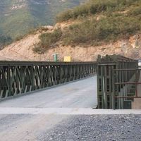 Pont en structure métallique fabriqué sur mesure, galvanisé à chaud, modulaire, pour traversée de rivière