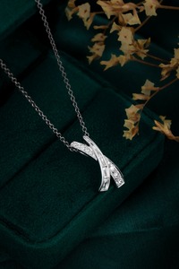Collar con colgante de diamante cultivado en laboratorio de 14K, diseño elegante de barras superpuestas con cadena, joyería fina moderna y minimalista, estilo premium. - Product Image 6