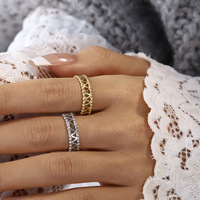 Bague ajourée en acier inoxydable plaqué or 18 carats pour femme, motif triangulaire découpé, style vintage, délicate, cadeau de fête, vente en gros, OEM