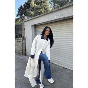 Manteau long style vintage pour femme avec col chemise crème, garnissage en coton, fermeture à ceinture et boutons décoratifs pour l'automne - Product Image 1