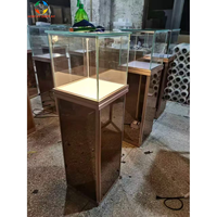 Foshan Éclairage de luxe LOGO laser Vitrine de bijoux Raccord solide en aluminium Cadre métallique Vertical Vitrines en verre trempé Genre