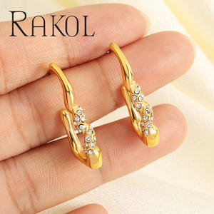 RAKOL EH8358 2024 Pendientes irregulares trenzados a prueba de agua Hipoalergénico Exquisitos Pendientes chapados en oro, adecuados para mujeres - Product Image 4