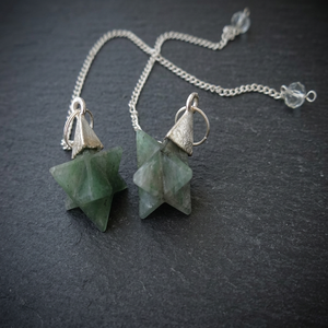 Péndulo de Cristal de Aventurina Verde con Forma de Estrella Merkaba, Gema Pulida con Cadena de Plata - Product Image 1