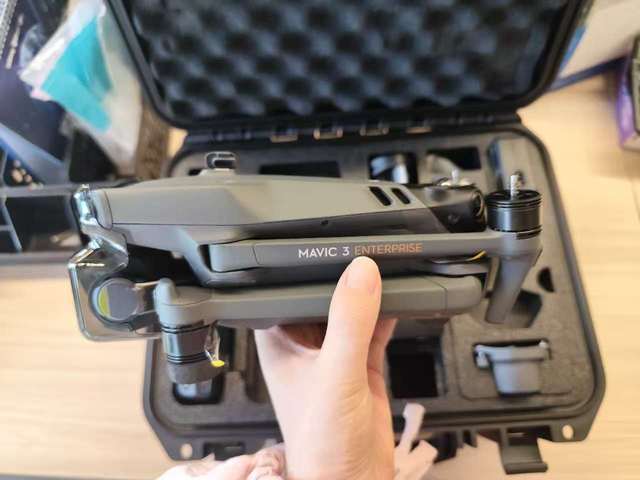 Mavic 3E RTK UAV Drone with RTK Module Mechanical Shutter Wide-angle Camera and 56x Zoom Camera for Surveying and Inspection.