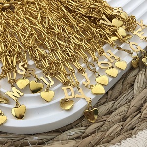 Colgante en forma de corazón con 26 letras, hecho de acero inoxidable, adecuado para guardar pintalabios, bolsillo de malla, llavero, decoración de bolso - Product Image 4