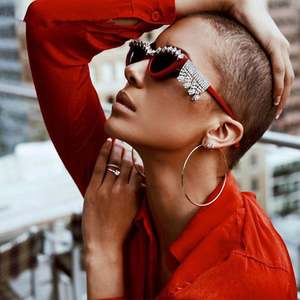 Nouvelles Lunettes de Soleil de Luxe pour Femmes 2020, Monture Œil de Chat avec Strass et Chaîne Diamantée - Product Image 1