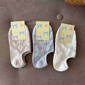 ถุงเท้าเรือแบบซ่อนสำหรับผู้หญิง ทรงเตี้ย สีพื้น ระบายอากาศได้ดี ซึมซับเหงื่อ ทำจากเส้นใยโพลีเอสเตอร์ สำหรับวัยรุ่นอายุ 18-40 ปี - Product Image 1