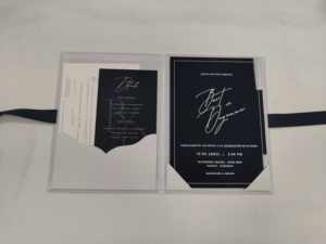 Invitations de la Sainte <span class=keywords><strong>Communion</strong></span> en velours noir Impression de l'invitation de mariage en acrylique avec enveloppes en velours Impression de feuille d'or Cartes RSVP - Product Image 5