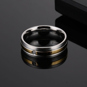 Bague de fiançailles et de mariage simple à deux tons, plaquée argent et or, avec strass et zircon blanc, à prix compétitif - Product Image 4