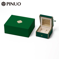 PINUO Chinoiserie Luxus Schmuck Geschenkbox-Set Grün-Gold Metallkante Gravierter Deckel Magnetische Außenbox Creme-Wildleder Logo