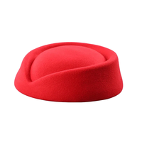 Chapeau Pillbox en feutre de style britannique personnalisé avec fleurs en strass, idéal pour les occasions formelles et l'aviation