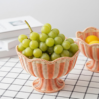 Geïndividualiseerde gegolfde PP rotan fruitkom met voet, decoratieve fruitmand voor aanrecht, snack- en snoepdisplaykom