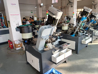 Machine de perçage et de taraudage multidirectionnelle à table rotative CNC à livraison rapide, moteur servo, travail vertical universel