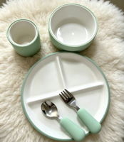 Services de table classiques en céramique pour enfants avec assiettes, bols, tasses, cuillères et fourchettes – Anti-fuite, sans BPA, compatibles lave-vaisselle