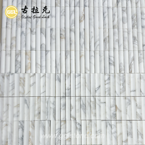 Mosaïque de marbre Calacatta Gold à facettes 3D, forme côtelée et arrondie, pour la décoration murale intérieure d'hôtels et de villas. - Product Image 6