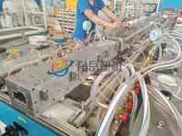 Moteur WEG Ligne de production de châssis de porte solide WPC à haute productivité Machine à fabriquer des composites bois-plastique